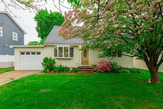37 Boblee Ln, Hicksville, NY 11801