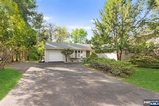 8 Halsey Ln, Closter, NJ 07624