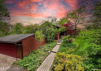 7250 Fosdick Rd, Saline, MI 48176