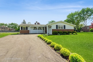 328 Pinecroft Dr, Roselle, IL 60172