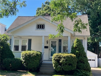 83 Mountain Ave, Riverside, RI 02915