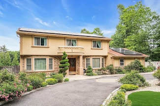 41 Hearthstone Dr, Dix Hills, NY 11746