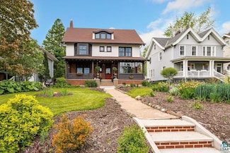 2319 E 4th St, Duluth, MN 55812