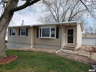 4811 Candlelight Dr, Davenport, IA 52806