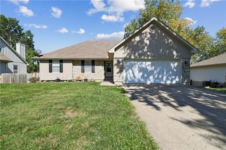 302 W 32nd St, Higginsville, MO 64037