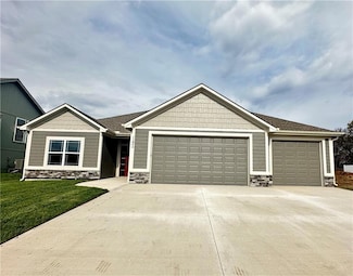 11803 E 231st St, Peculiar, MO 64078