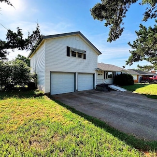 701 S 18th St, Clinton, OK 73601