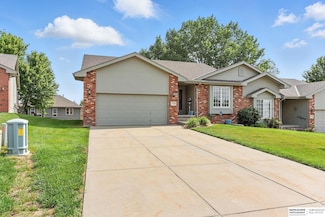 5008 Lakeside Dr, Papillion, NE 68133