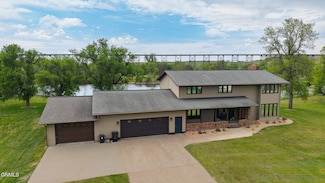 927 10th St NE, Valley City, ND 58072