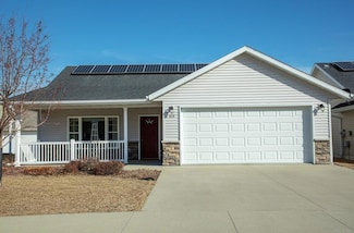 813 9th St, Charles City, IA 50616