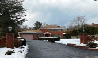 41 Nottingham Dr, Hope, RI 02831