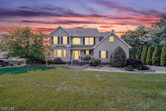 3 Mackenzie Ln, Oak Ridge, NJ 07438