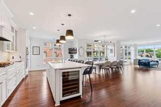 875 Lake St N Unit 201, Wayzata, MN 55391