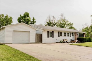 204 Meadowlark Dr, Godfrey, IL 62035