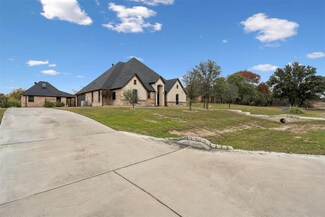 5700 Maple Valley Dr, Azle, TX 76020
