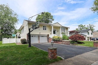 112 Ursula Dr, Roslyn, NY 11576