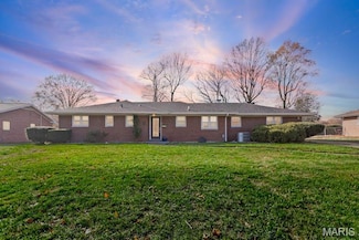 212 Springdale Dr, Belleville, IL 62223