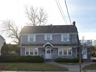 46 Conklin St, Farmingdale, NY 11735