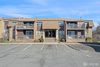 529 Sharon Garden Ct, Woodbridge, NJ 07095