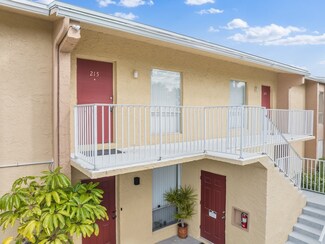 1555 14th Ave Unit 215, Vero Beach, FL 32960