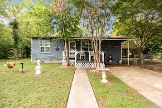 1024 Juarez St, Seguin, TX 78155