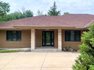 3381 S Highpointe Dr, New Berlin, WI 53151