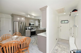 118 Park Ln, Wayne, NJ 07470
