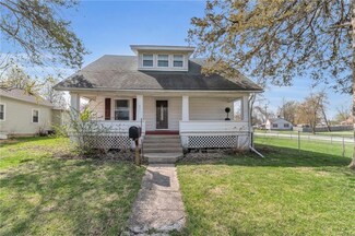 517 W 6th St, Cameron, MO 64429