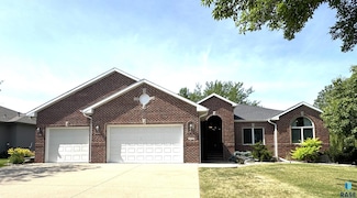 7329 S Russet Dr, Sioux Falls, SD 57108