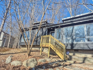 284 Manchester Dr, Saw Creek, PA 18324