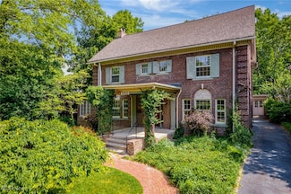 2611 E Overlook Rd, Cleveland, OH 44106