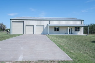 917 Bordovsdy, La Grange, TX 78945