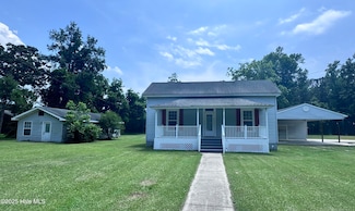 305 E Oak St, Lake Waccamaw, NC 28450