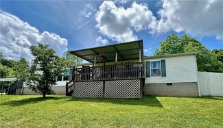 1717 Congress Rd, Belpre, OH 45714