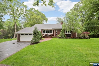 39 Chuckanutt Dr, Oakland, NJ 07436