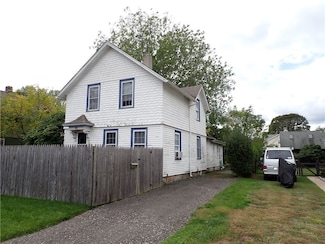 98 Meadow Ave, Wakefield, RI 02879