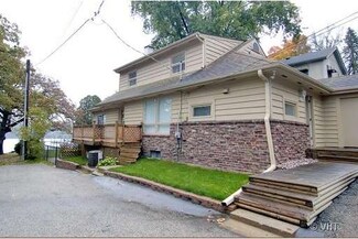 8706 Gardner Rd, Fox River Grove, IL 60021