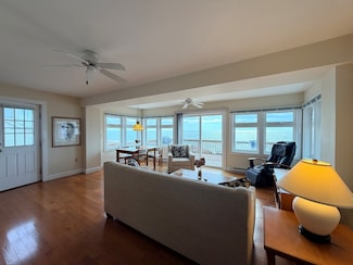 2 Cambridge Ct, East Haven, CT 06512