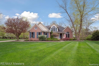 25064 Hazelnut Ct, Grosse Ile, MI 48138