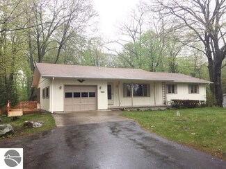 425 Schaeffer St, Clare, MI 48617