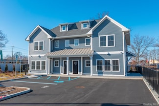 843 Lake Blvd Unit 205, Lindenhurst, NY 11757