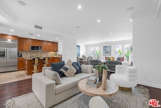 143 N Arnaz Dr Unit 304, Beverly Hills, CA 90211