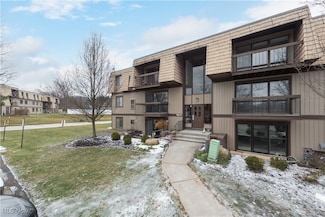 9600 Cove Dr Unit B-10, North Royalton, OH 44133