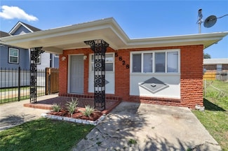 5828 Baccich St, New Orleans, LA 70122