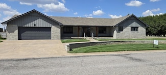 102 Pinehurst St, Plains, KS 67869