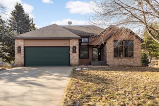 566 Oak Creek Dr S, Saint Paul, MN 55127