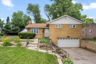 1119 W 12th St, Cedar Falls, IA 50613