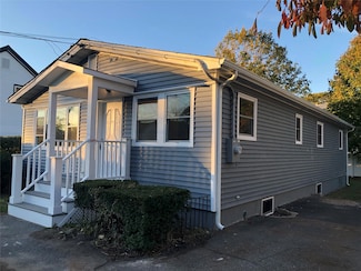 129 43rd St, Copiague, NY 11726