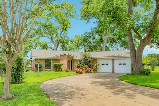 438 Wellshire Dr, West Columbia, TX 77486