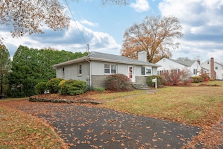 735 Chickadee Ln, Stratford, CT 06614